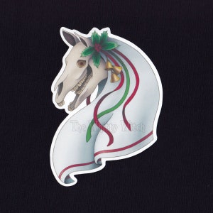Adesivo recortado Mari Lwyd - 4 polegadas - Adesivo de papel fosco à prova de intempéries - Presente de Natal pagão galês - Decalque de garrafa de água de Yule assustador