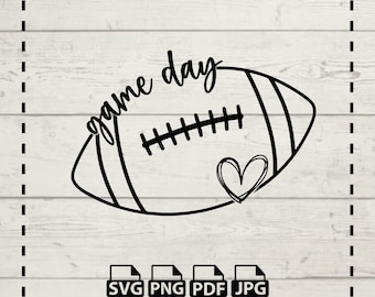 Puede incluir: Diseño de arte de línea en blanco y negro de una pelota de fútbol con el texto "game day" encima. Un pequeño corazón está dibujado en el lado de la pelota. El diseño está sobre un fondo de madera blanca.