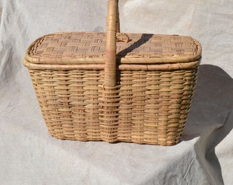 Traditional Lidded Picnic Basket Shopping Basket