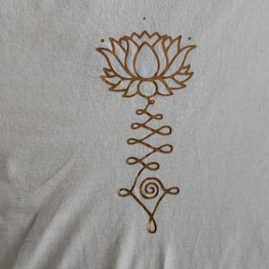 Könnte beinhalten: Weißes T-Shirt mit einer goldenen Lotusblume und einem stilisierten Design, das auf der Vorderseite aufgedruckt ist.