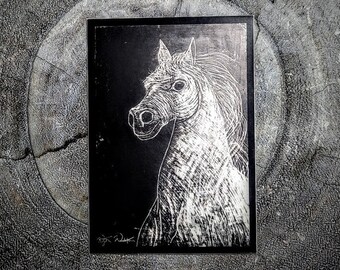 Stampa adesiva di un cavallo in bianco e nero, raffigurante un disegno originale di un cavallo in corsa. Adesivo artistico / Adesivo impermeabile / Adesivo per laptop.