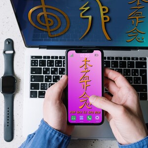 Può includere: Una persona tiene in mano uno smartphone con uno sfondo rosa e un carattere cinese dorato sullo schermo. Il telefono mostra l'ora 05:20 e il testo "HON SHA ZE SHO NEN".