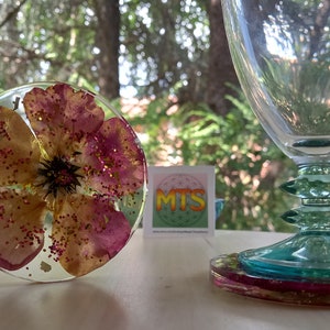 Set 2 Resin coasters with rose petals, glitter and handmade gold leaf.