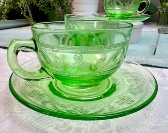 Seltene antike kleeblattgrüne Uran-Depressions-Teetassen und Untertasse (Preis pro Tassen- und Untertassen-Set)