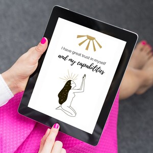 Puede incluir: Una tableta digital que muestra una cita motivacional: "Tengo una gran confianza en m&iacute; mismo y en mis capacidades." La cita est&aacute; acompa&ntilde;ada por un dibujo lineal de una mujer con las manos levantadas en oraci&oacute;n, con un sol radiante sobre su cabeza.