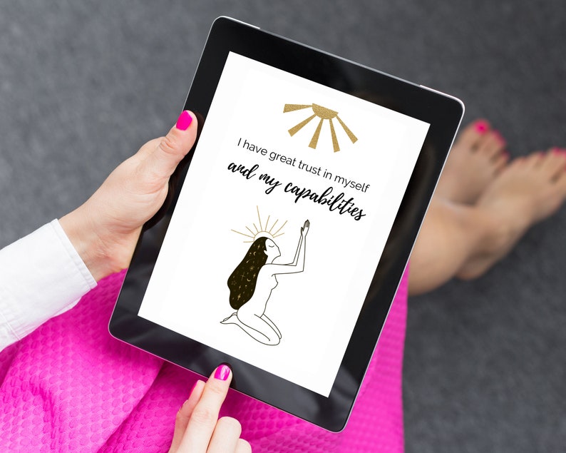 Puede incluir: Una tableta digital que muestra una cita motivacional: "Tengo una gran confianza en m&iacute; mismo y en mis capacidades." La cita est&aacute; acompa&ntilde;ada por un dibujo lineal de una mujer con las manos levantadas en oraci&oacute;n, con un sol radiante sobre su cabeza.