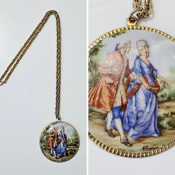 collier néo-victorien vintage des années 1950, grand pendentif, Limoges, Fragonard, couple courtisant, ton or, porcelaine