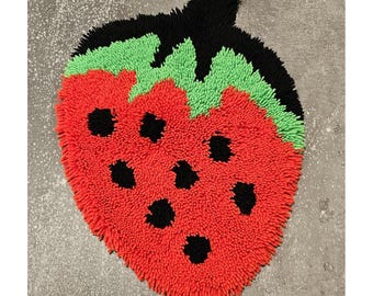 Vintage kussenhoes met aardbeienmotief