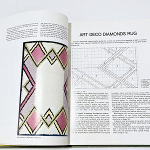 Könnte beinhalten: Eine Nahaufnahme eines Teppich-Häkelmusters mit geometrischem Design. Das Muster besteht aus rosa, gelben und weißen Diamanten auf weißem Hintergrund. Der Text "Art Deco Diamonds Rug" ist oben auf der Seite in Schwarz gedruckt.