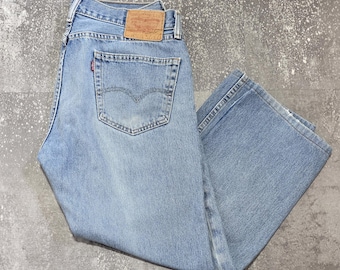 Vaqueros Levi's de pierna recta, de mezclilla azul, estilo vintage de los 90.