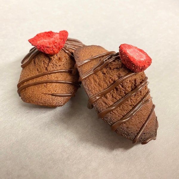 Madeleines au chocolat avec garniture de couli aux fraises