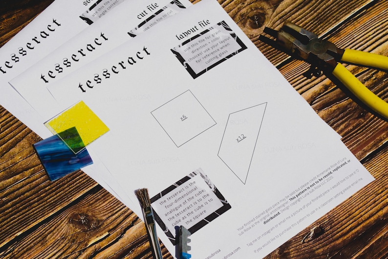 K&ouml;nnte beinhalten: Ein wei&szlig;es Blatt Papier mit einem schwarzen und wei&szlig;en Textfeld, das "layout file" lautet, und einem schwarzen und wei&szlig;en Textfeld, das "the tesseract is the four-dimensional analogue of the cube, the tesseract is to the cube as the cube is to the square" lautet. Auf dem Papier befinden sich zwei geometrische Formen, eine mit der Bezeichnung "x6" und die andere mit der Bezeichnung "x12".