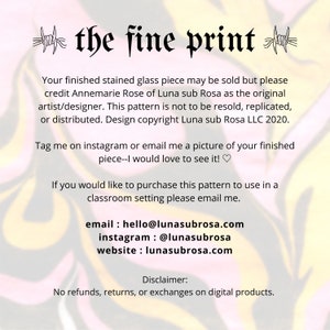 Op de afbeelding: Een afbeelding met de tekst "the fine print" in een prikkeldraadlettertype. De tekst hieronder legt de auteursrechtelijke en kredietgegevens uit voor de kunstenaar, Annemarie Rose van Luna sub Rosa. Het bevat ook de contactgegevens van de kunstenaar, inclusief haar e-mailadres, Instagram-handvat en website.