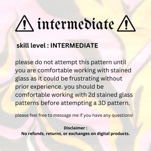 K&ouml;nnte beinhalten: Ein digitaler Download f&uuml;r ein Bleiglasmuster. Das Muster ist als "mittel" gekennzeichnet und enth&auml;lt eine Warnung, dass es nur von Personen versucht werden sollte, die mit der Arbeit mit Buntglas vertraut sind. Der Text besagt auch, dass das Muster f&uuml;r ein 3D-Design ist und dass Benutzer mit 2D-Mustern vertraut sein sollten, bevor sie dieses versuchen. Der Text enth&auml;lt auch einen Haftungsausschluss, dass es keine R&uuml;ckerstattungen, R&uuml;ckgaben oder Umtausche f&uuml;r digitale Produkte gibt.