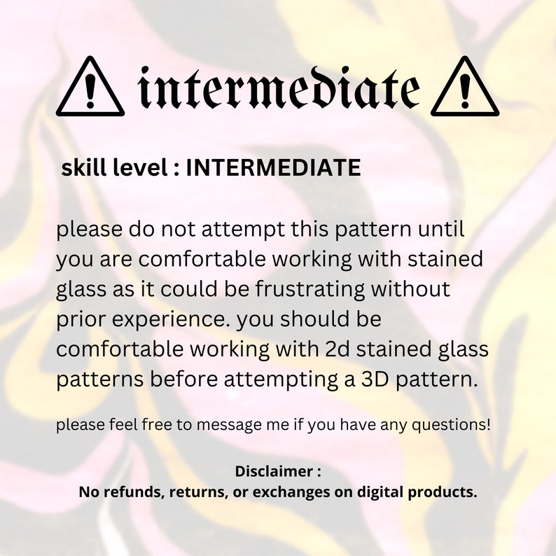 K&ouml;nnte beinhalten: Ein digitaler Download f&uuml;r ein Bleiglasmuster. Das Muster ist als "mittel" gekennzeichnet und enth&auml;lt eine Warnung, dass es nur von Personen versucht werden sollte, die mit der Arbeit mit Buntglas vertraut sind. Der Text besagt auch, dass das Muster f&uuml;r ein 3D-Design ist und dass Benutzer mit 2D-Mustern vertraut sein sollten, bevor sie dieses versuchen. Der Text enth&auml;lt auch einen Haftungsausschluss, dass es keine R&uuml;ckerstattungen, R&uuml;ckgaben oder Umtausche f&uuml;r digitale Produkte gibt.