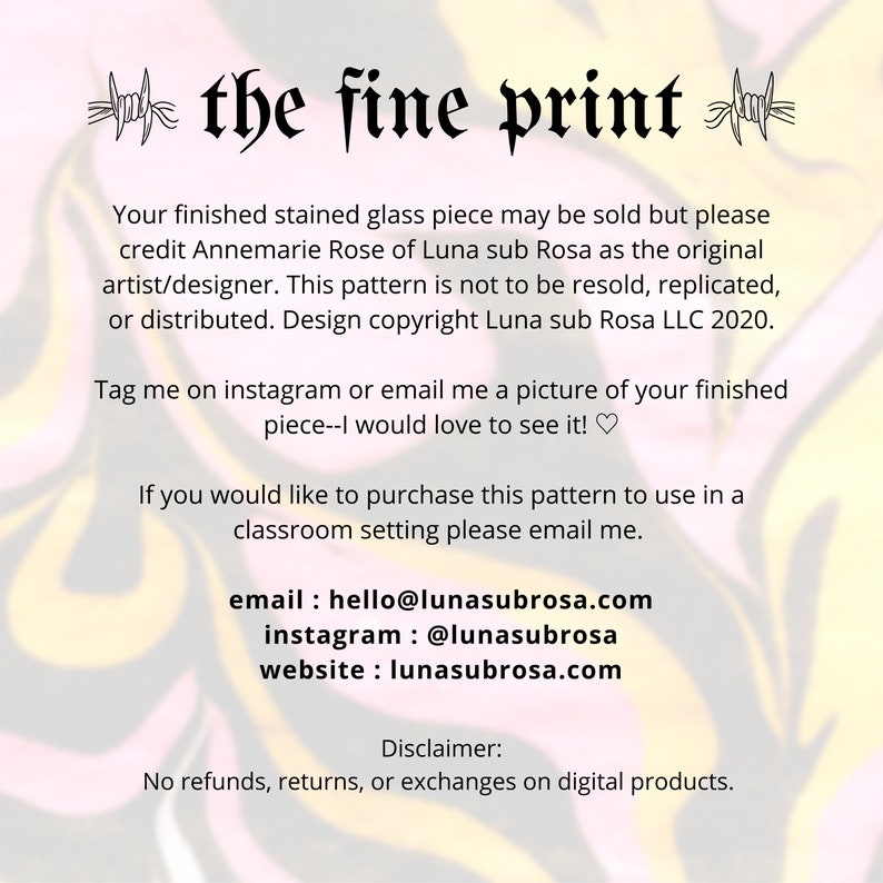 K&ouml;nnte beinhalten: Ein Textbild mit rosa, gelbem und orangefarbenem Hintergrund. Der Text lautet "the fine print" mit Stacheldraht auf beiden Seiten. Der Text darunter erkl&auml;rt die Urheberrechts- und Kreditinformationen f&uuml;r die K&uuml;nstlerin Annemarie Rose von Luna sub Rosa. Der Text enth&auml;lt auch die Kontaktinformationen der K&uuml;nstlerin, einschlie&szlig;lich ihrer E-Mail-Adresse, ihres Instagram-Handles und ihrer Website.