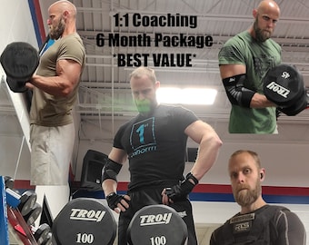 Op de afbeelding: Drie mannen in een sportschool, twee tillen gewichten, één staat met zijn duimen omhoog. De tekst op de muur luidt "1:1 Coaching 6 Month Package *BEST VALUE*" en de gewichten zijn gelabeld "TROY 100" en "TROY 45".