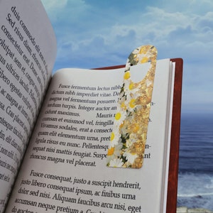 Beautiful Bookmark with Glitter Daisies