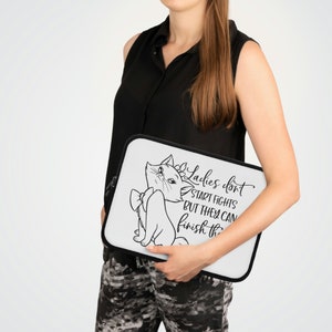 Puede incluir: Funda para portátil blanca con una ilustración en blanco y negro de un gato con una pajarita. El texto "Ladies don't start fights but they can finish them" está impreso en la funda.