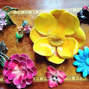 ヴィンテージ エナメル 磁器 瑪瑙 手作り 多色 多花びら 質感 春 収集用 花 ブローチ バラ カーネーション ライラック