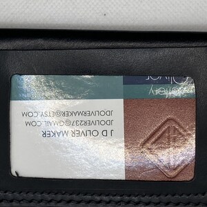 Tarjetero minimalista con ventana para identificación