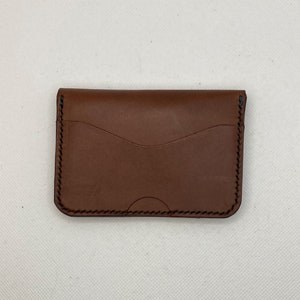 Cartera minimalista para tarjetas en marrón oscuro