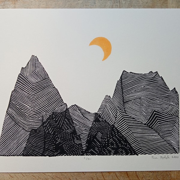 linogravure Lune jaune, impression d'art originale, paysage de montagne minimaliste et fantastique, édition limitée, escalade, alpinisme
