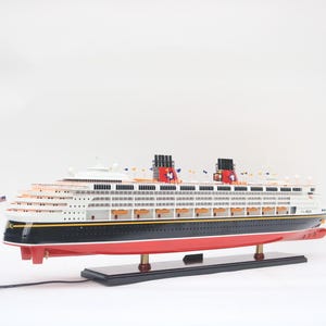 Beleuchtetes Disney Magic Cruise Modell Schiff – 100 cm Holzständer – Sammlerstück im maritimen Stil
