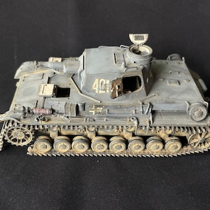 1/35 Scale PANZER IV Ausf Tank model, Partly destroyed by bombs, Built and Painted