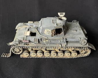 1/35 Scale PANZER IV Ausf Tank model, Partly destroyed by bombs, Built and Painted