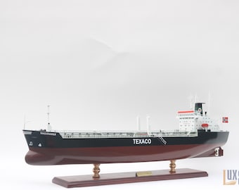 Puede incluir: Maqueta del petrolero Texaco Stockholm, en negro, rojo y blanco, con el nombre "TEXACO" impreso en el lateral. Se apoya sobre un soporte de madera con soportes color latón.