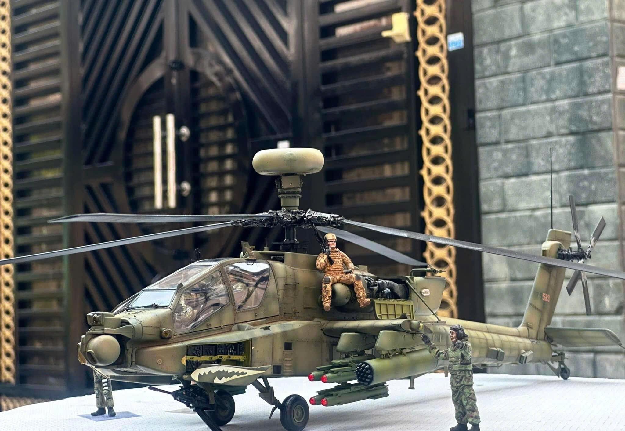 Pre-order, 1/35 AH-64D Apache Longbow Attack Helicopter With the