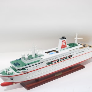 MS Deutschland Cruise Ship Model – 88cm (34.6") – Handcrafted Ocean Liner – Nautical Collector Gift