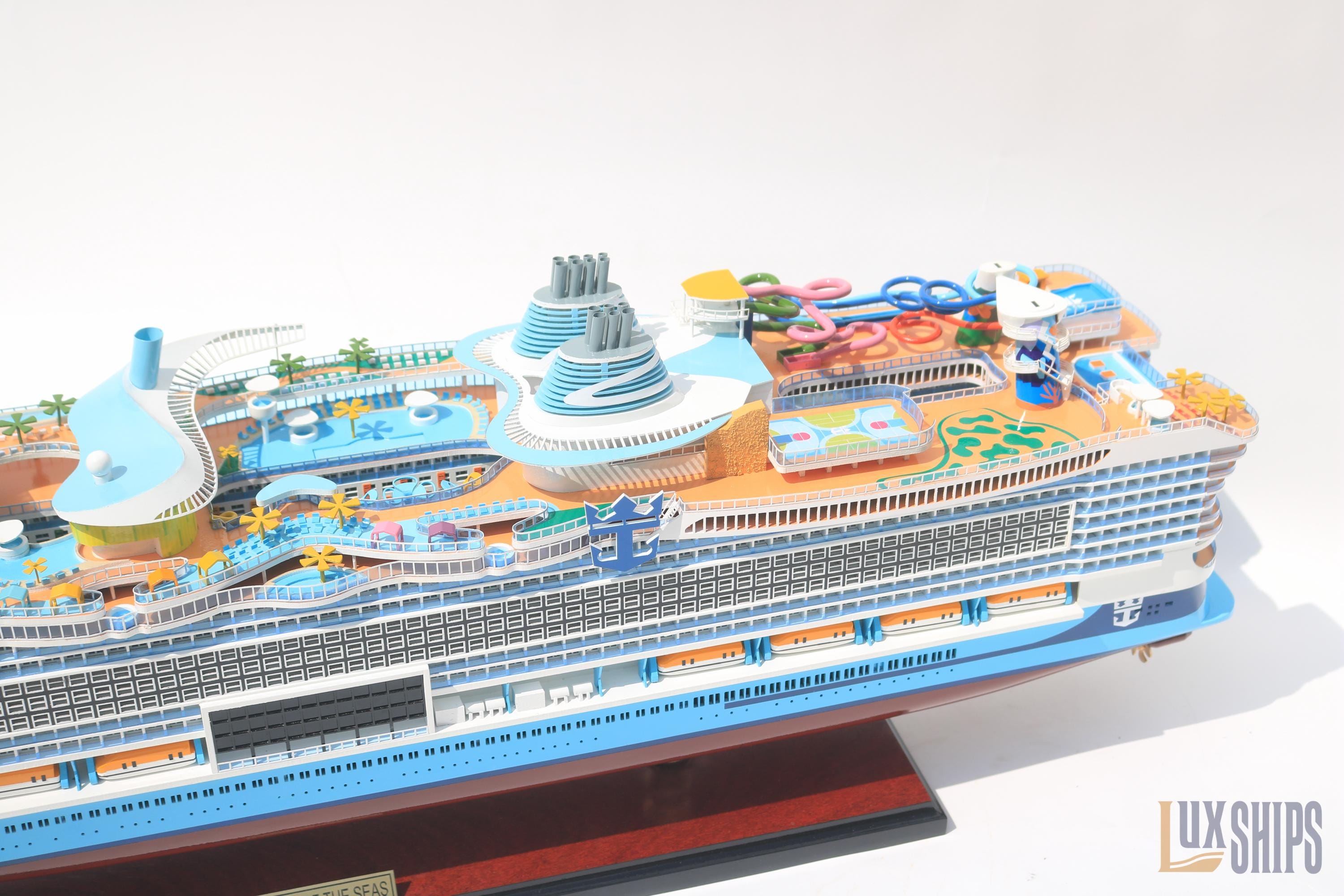 手作りのIcon of the Seas木製船模型 92cm – ロイヤル・カリビアン