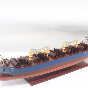 Maqueta de barco de madera Jera Bangkok de 102 cm. Carguero. Exhibición náutica artesanal. Personaliza tu nombre.