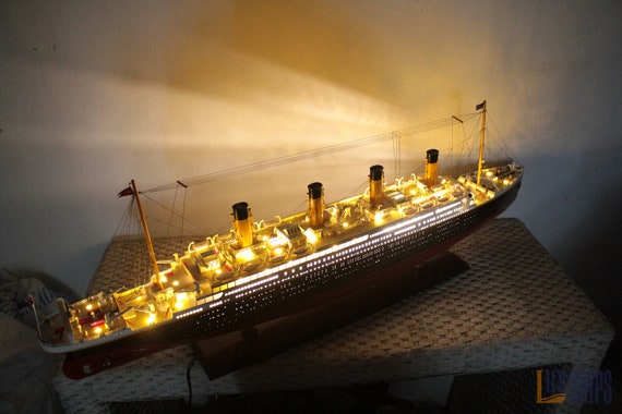 MAQUETTE PAQUEBOT RMS TITANIC AVEC LUMIÈRE