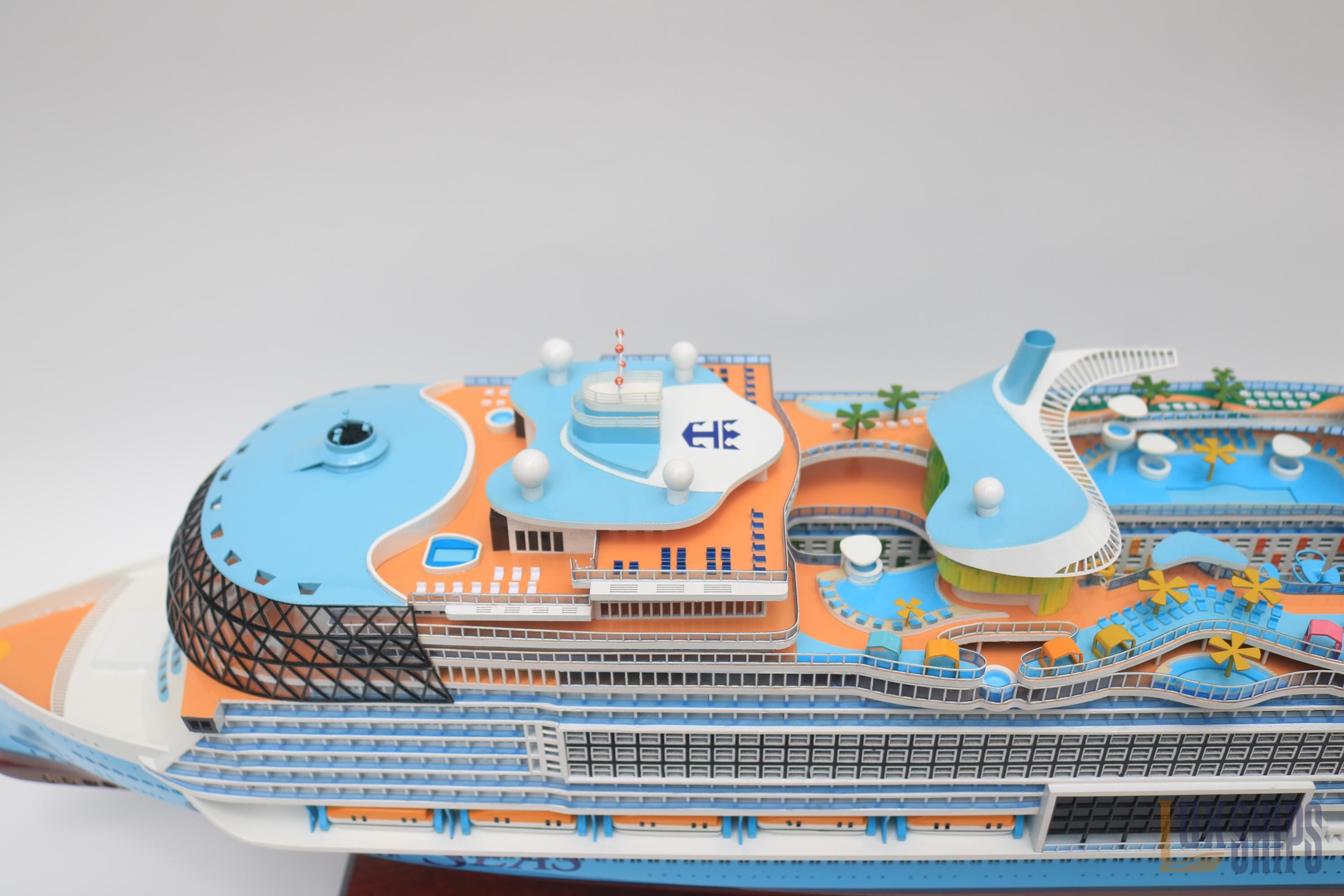 手作りのIcon of the Seas木製船模型 92cm – ロイヤル・カリビアン