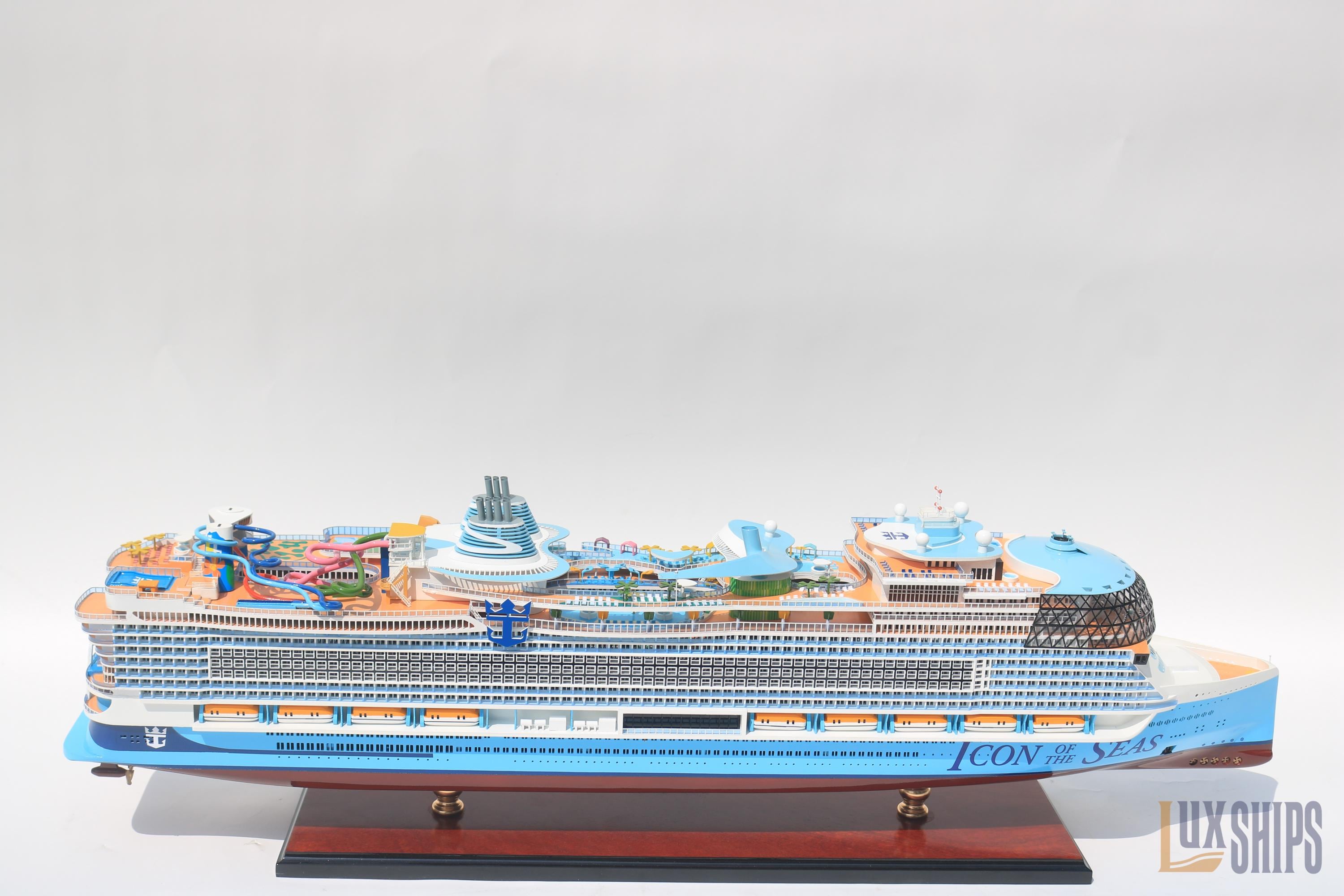 手作りのIcon of the Seas木製船模型 92cm – ロイヤル・カリビアン