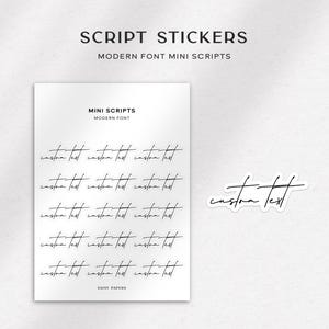 Könnte beinhalten: Ein Blatt weißes Papier mit schwarzem Schrifttext, auf dem "custom text" und "MINI SCRIPTS MODERN FONT" steht. Das Blatt ist in Zeilen mit dem Text "custom text" unterteilt, der mehrmals wiederholt wird.