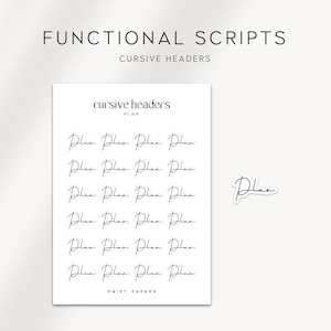 Pode incluir: Uma folha de adesivos de planejador imprimíveis com a palavra "Plan" escrita em letra cursiva. Os adesivos são projetados para uso em planejadores e diários.