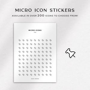 Può includere: Un foglio di carta adesiva bianca con una griglia di 100 piccole icone di puntine nere e bianche. Il testo "MICRO ICONS" e "PIN" è stampato nella parte superiore del foglio. Il testo "DAISY PAPERS" è stampato nella parte inferiore del foglio. Un'unica icona di puntina è mostrata nell'angolo in alto a destra dell'immagine.
