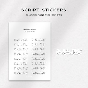 Puede incluir: Una hoja de papel blanco con texto negro que dice "SCRIPT STICKERS" y "CLASSIC FONT MINI SCRIPTS". La hoja tiene una cuadrícula de 10 filas y 2 columnas del texto "Custom Text" escrito en letra cursiva. Hay una sola pegatina con el texto "Custom Text" escrito en letra cursiva.