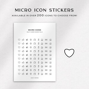 Może przedstawiać: Arkusz naklejek z mikro ikonami z różnymi niezbędnymi elementami dbania o siebie, w tym sercami, wannami i filiżankami do kawy. Tekst brzmi "MICRO ICON STICKERS" i "AVAILABLE IN OVER 200 ICONS TO CHOOSE FROM!" Widoczna jest również naklejka w kształcie serca.