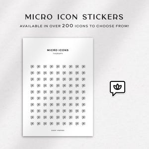 Op de afbeelding: Een vel wit papier met een raster van 100 kleine zwarte pictogrammen. De pictogrammen hebben de vorm van een spraakballon met een klein ontwerp in elke ballon. De tekst "MICRO ICONS THERAPY" staat bovenaan het vel. De tekst "DAISY PAPERS" staat onderaan het vel.