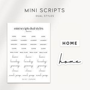 Op de afbeelding: Een bedrukbaar vel met planner stickers met de tekst "mini scripts-dual styles" bovenaan. Het vel bevat vier kolommen met stickers met de woorden "home", "laundry", "grocery", "clean" en "meal plan" in zowel een gedrukte als een handgeschreven stijl.