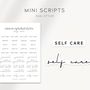 Op de afbeelding: Een afdrukbaar vel met de woorden "mini scripts dual styles self care" bovenaan. Het vel bevat een raster met 12 vakjes met verschillende zinnen over zelfzorg in elk vakje, zoals "self care", "unwind", "relax", "sleep in", "mani-pedi", "journal", "gratitude", "hot bath", "meditate", en "self care". Het vel bevat ook de woorden "DAISY PAPERS" onderaan.