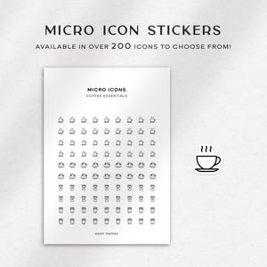 Peut inclure: Une feuille d'autocollants avec des icônes sur le thème du café. La feuille comprend des icônes de tasses à café, de mugs et de gobelets à emporter. Le texte "MICRO ICONS" et "COFFEE ESSENTIALS" est en haut de la feuille. Le texte "DAISY PAPERS" est en bas de la feuille.