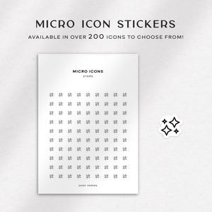 Peut inclure: Une feuille de papier autocollant blanc avec une grille de petites icônes d'étoiles. Le texte "MICRO ICONS STARS" est en haut de la feuille. Le texte "DAISY PAPERS" est en bas de la feuille.
