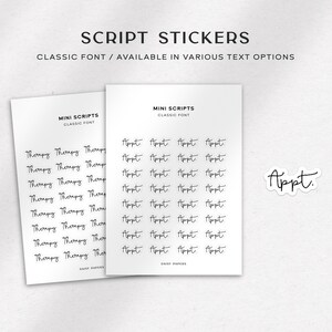 Può includere: Due fogli di carta bianca con adesivi di testo in scrittura nera. Il testo sui fogli recita "MINI SCRIPTS" e "CLASSIC FONT". Un foglio ha la parola "Thompy" ripetuta 10 volte. L'altro foglio ha la parola "Appt" ripetuta 10 volte. Un singolo adesivo con la parola "Appt" è mostrato separatamente.