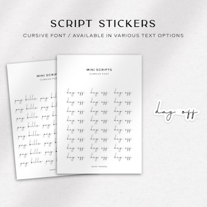 Op de afbeelding: Twee vellen wit papier met zwarte cursieve tekst. De tekst op het linker vel zegt "mini script cursive for" en de tekst op het rechter vel zegt "mini scripts cursive font". De tekst op beide vellen wordt meerdere keren herhaald. De tekst op het rechter vel zegt "lay off" meerdere keren. De tekst op het linker vel zegt "billo pay" meerdere keren. Er is een apart wit vel papier met de tekst "lay off" in zwarte cursieve letters.